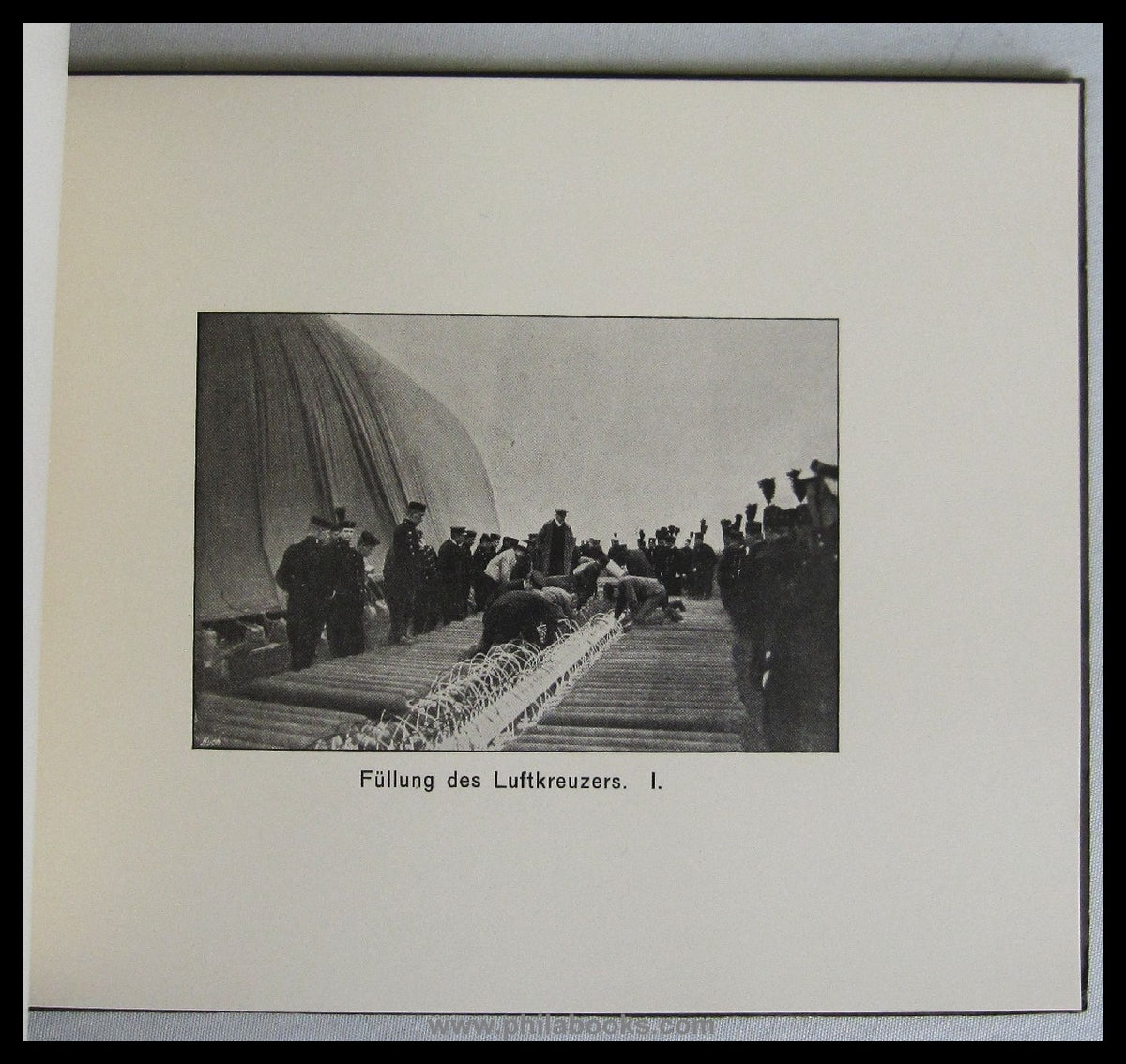 Kriegsmäßige Füllung und Montierung eines Luftkreuzers, um 1914, 1 ...
