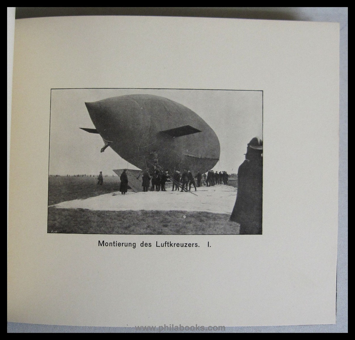 Kriegsmäßige Füllung und Montierung eines Luftkreuzers, um 1914, 1 ...